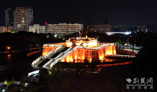 鳳凰廣場夜景。（金康  攝）.png.png