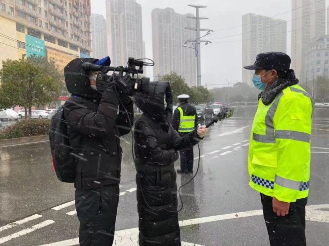 孝感市融媒體中心楊亞玲（風(fēng)雪中，采訪疫情期間重返一線的退休警察）_副本.jpg.jpg