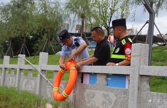雙鶴派出所民輔警在轄區(qū)重點水域排查隱患，裝配救生工具.jpg