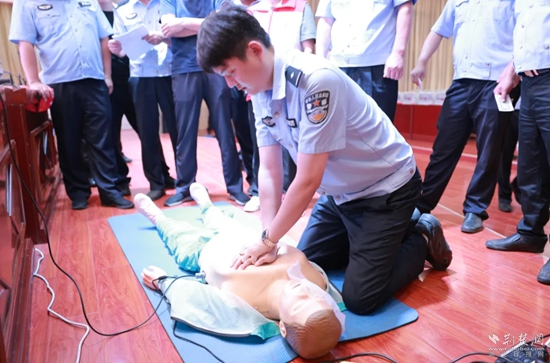7月17日，嘉魚縣公安局治安大隊會同縣紅十字會組織開展一線民輔警防溺水急救技能專項培訓.jpg