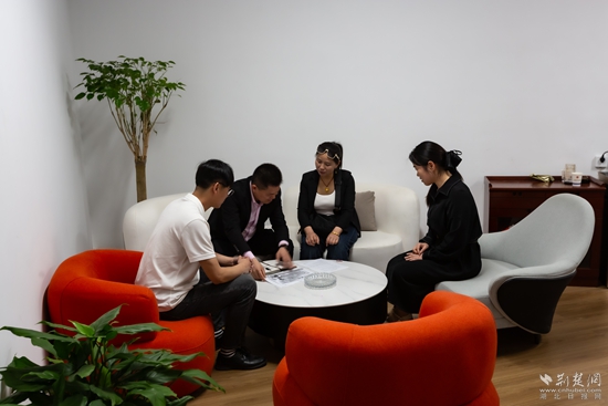 入駐綜治中心的律師現(xiàn)場調(diào)解矛盾糾紛.jpg