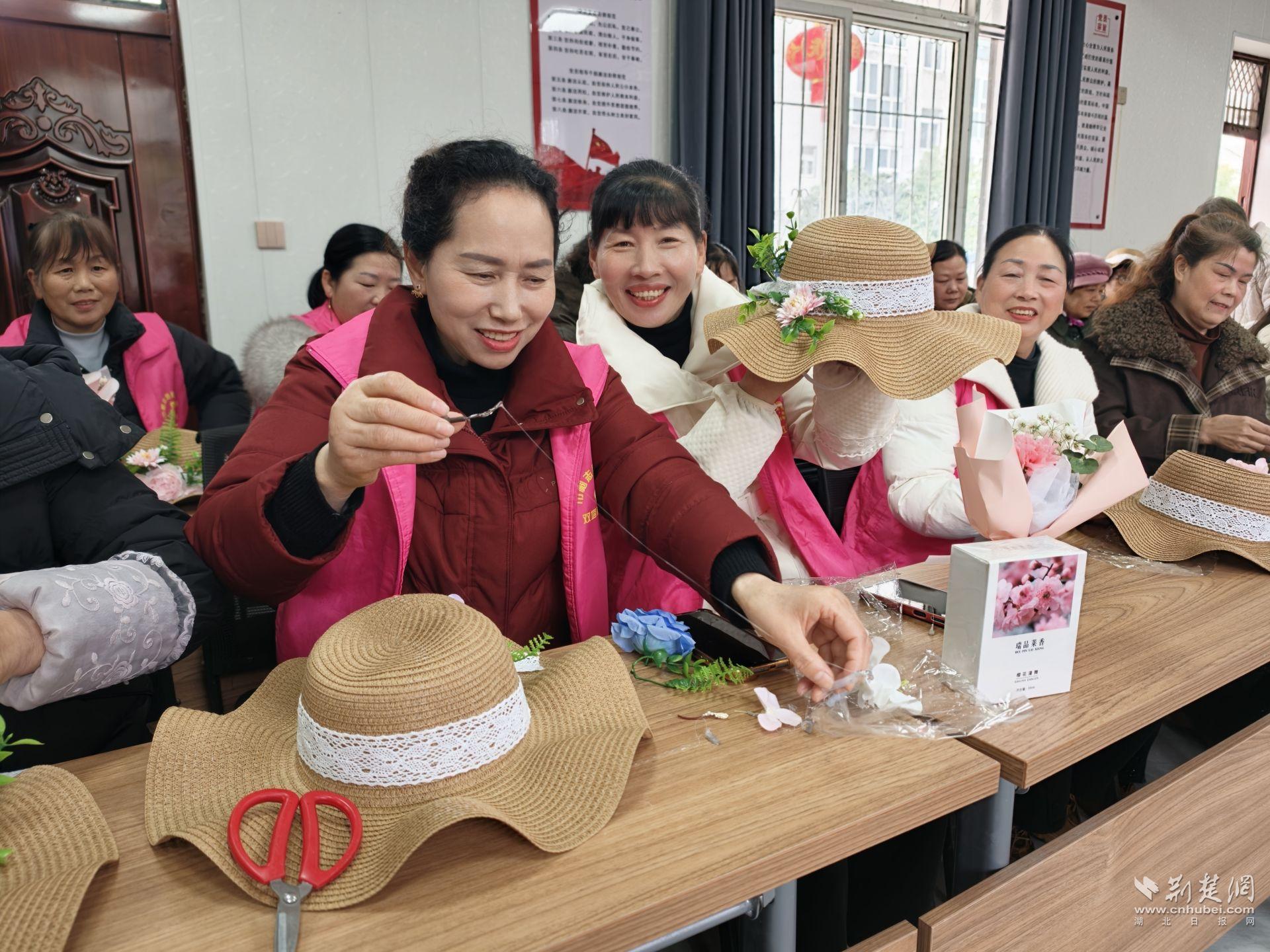 雙塔社區(qū)手工制作創(chuàng)意草帽.jpg.jpg